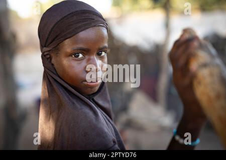 IDP Mädchen in Segou Region, Mali, Westafrika. 2022 Dürre und Hungerkrise in Mali. Stockfoto