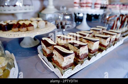 Stücke cremige Schokolade, Vanille und Mocha-Eiskuchen auf einem Tisch. Geburtstagsparty Stockfoto