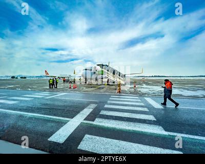 Kayseri, Türkei, 07.21.2022; Bodenpersonal bereitet das Flugzeug von Pegasus Airlines für den Abflug vom internationalen Flughafen Kayseri Erkilet vor Stockfoto