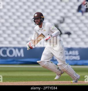 Birmingham, Großbritannien. 28. April 2023. Surreys Ben Foakes verfolgt 2 Läufe an Tag 2 des Spiels der LV County Championship zwischen Warwickshire CCC und Surrey CCC auf dem Edgbaston Cricket Ground, Birmingham, England, am 28. April 2023. Foto: Stuart Leggett. Nur redaktionelle Verwendung, Lizenz für kommerzielle Verwendung erforderlich. Keine Verwendung bei Wetten, Spielen oder Veröffentlichungen von Clubs/Ligen/Spielern. Kredit: UK Sports Pics Ltd/Alamy Live News Stockfoto