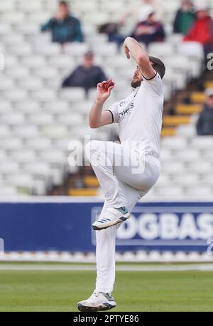 Birmingham, Großbritannien. 28. April 2023. Chris Woakes Bowling in Warwickshire am 2. Tag des Spiels der LV County Championship zwischen Warwickshire CCC und Surrey CCC am Edgbaston Cricket Ground, Birmingham, England, am 28. April 2023. Foto: Stuart Leggett. Nur redaktionelle Verwendung, Lizenz für kommerzielle Verwendung erforderlich. Keine Verwendung bei Wetten, Spielen oder Veröffentlichungen von Clubs/Ligen/Spielern. Kredit: UK Sports Pics Ltd/Alamy Live News Stockfoto