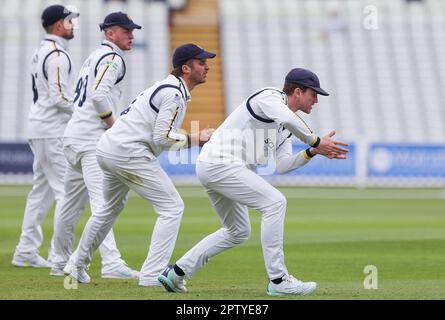 Birmingham, Großbritannien. 28. April 2023. Rob Yates aus Warwickshire führt am 2. Tag des Spiels der LV County Championship zwischen Warwickshire CCC und Surrey CCC am Edgbaston Cricket Ground, Birmingham, England, am 28. April 2023 das Feld an. Foto: Stuart Leggett. Nur redaktionelle Verwendung, Lizenz für kommerzielle Verwendung erforderlich. Keine Verwendung bei Wetten, Spielen oder Veröffentlichungen von Clubs/Ligen/Spielern. Kredit: UK Sports Pics Ltd/Alamy Live News Stockfoto