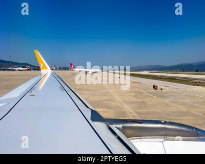 Istanbul, Türkei, 07.21.2022; Blick auf die Flugzeuge von Turkish Airlines vom Flugzeug der Pegasus Airlines auf dem Bodenfeld des Flughafens Sabiha Gokcen. Reisetransport Stockfoto