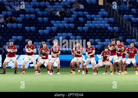 Sydney, Australien. 28. April 2023. Die Neuseeland Highlanders führen am 28. April 2023 im Allianz Stadium in Sydney, Australien, vor dem Super Rugby Pacific Match zwischen den Waratahs und Highlanders einen Haka auf. Kredit: IOIO IMAGES/Alamy Live News Stockfoto