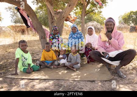 Familienporträt einer Binnenvertriebenen in der Region Segou, Mali, Westafrika. 2022 Dürre und Hungerkrise in Mali. Stockfoto