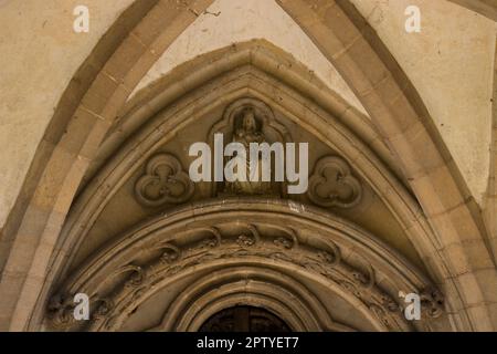 Schnitzereien am Südeingang, St. Mary's Church, Woodford, Northamptonshire, England, Großbritannien Stockfoto