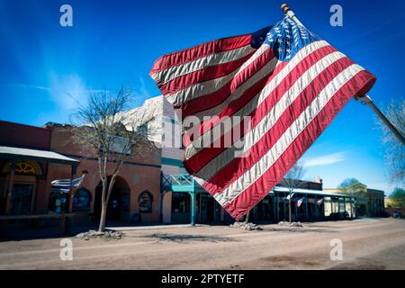 Eine amerikanische Flagge fliegt in einer historischen Straße in Tombstone, Arizona. Stockfoto