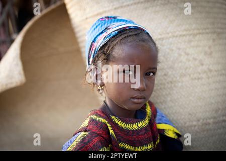 IDP Mädchen in Segou Region, Mali, Westafrika. 2022 Dürre und Hungerkrise in Mali. Stockfoto