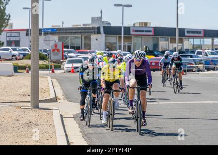 Victorville, Kalifornien, USA – 26. März 2023: Gruppe von Männern an einem Radrennen von Majestic Cycling in Victorville, Kalifornien. Stockfoto