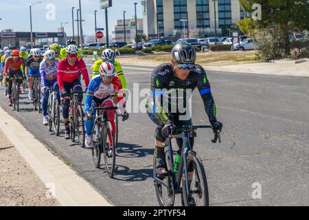 Victorville, Kalifornien, USA – 26. März 2023: Gruppe von Männern an einem Radrennen von Majestic Cycling in Victorville, Kalifornien. Stockfoto