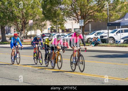 Victorville, Kalifornien, USA – 26. März 2023: Gruppe von Frauen an einem Radrennen von Majestic Cycling in Victorville, Kalifornien. Stockfoto