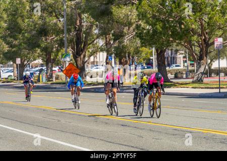 Victorville, Kalifornien, USA – 26. März 2023: Gruppe von Frauen an einem Radrennen von Majestic Cycling in Victorville, Kalifornien. Stockfoto