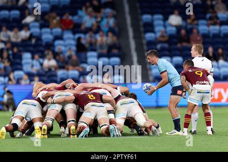 Sydney, Australien. 28. April 2023. Jake Gordon von den Waratahs bereitet sich darauf vor, den Scrum während des Super Rugby Pacific-Spiels zwischen den Waratahs und Highlanders im Allianz Stadium am 28. April 2023 in Sydney, Australien, zu füttern. Kredit: IOIO IMAGES/Alamy Live News Stockfoto