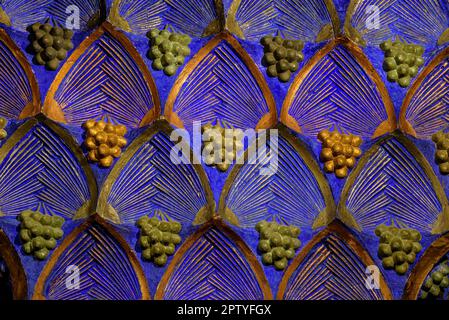 Detail der Gipsdecke des Raucherzimmers Casa Vicens, entworfen von Gaudí (Barcelona, Katalonien, Spanien) Stockfoto