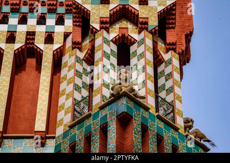 Details der Keramik und Skulptur an der Fassade der Casa Vicens, entworfen von Antoni Gaudí (Barcelona, Katalonien, Spanien) Stockfoto