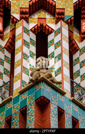 Details der Keramik und Skulptur an der Fassade der Casa Vicens, entworfen von Antoni Gaudí (Barcelona, Katalonien, Spanien) Stockfoto