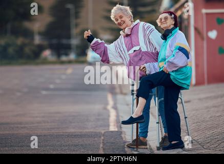 Hand, Daumen hoch und Seniorinnen mit Behinderung auf einer Straße, um zu reisen, Spaß zu haben und auf ein Taxi in einer Stadt zu warten. Ältere Menschen, Freunde und behinderte Senioren treffen sich Stockfoto