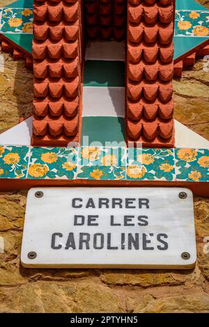 Detail der Außenfassade der Casa Vicens, entworfen von Antoni Gaudí, mit dem Schild der Carolines Straße (Barcelona, Katalonien, Spanien) Stockfoto