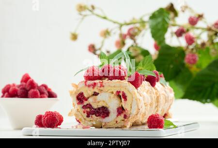 Gebackene Baiser-Brötchen mit Himbeeren. Eiweiß und Buttercreme, köstliches Dessert Stockfoto