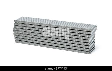 Metallnägel für eine mechanische Tacker-Pistole auf einem weißen isolierten Hintergrund Stockfoto