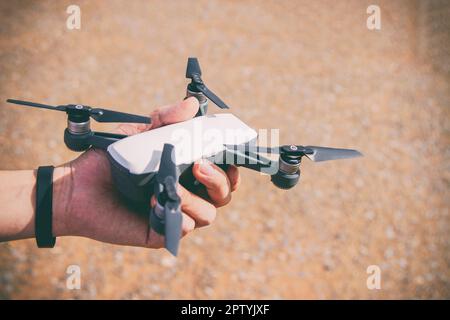 Den Griff hält das Flugzeug in den Himmel mit der Erde im Hintergrund. Stockfoto