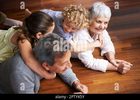 Enkel sind ein Segen. Gruppenfoto von einem Bruder und einer Schwester, die sich mit ihren Großeltern anfreunden Stockfoto