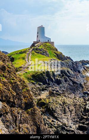 Der berühmte Leuchtturm von Llanddwyn Island aus dem Jahr 1838 steht stolz auf dem Felsen von Newborough Beach, Wales; seine Geschichte und Schönheit sind eine ikonische Erinnerung an die Reise Stockfoto