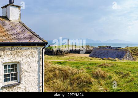 Die Pilots Cottages auf Llanddwyn Island in Nordwales, mit ihrer berühmten Geschichte und malerischen Aussicht auf die Menai Straits und Newborough Beach, ist ein Stockfoto