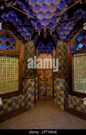 Raucherzimmer im Casa Vicens, einem der berühmtesten Räume des Hauses, entworfen von Antoni Gaudí (Barcelona, Katalonien, Spanien) Stockfoto