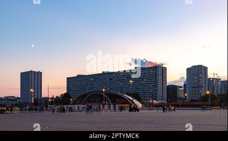 Ein Bild der Superjednostka, einem berühmten Gebäude der sozialistischen Moderne in Katowice, und der Galerie der Schönen Künste bei Sonnenuntergang. Stockfoto