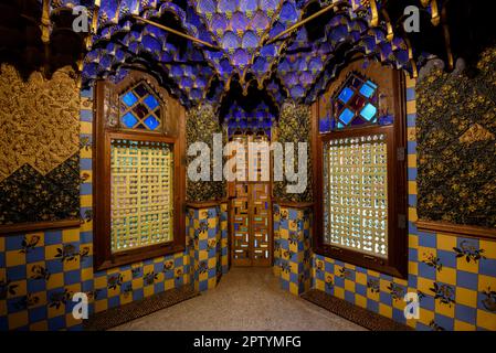 Raucherzimmer im Casa Vicens, einem der berühmtesten Räume des Hauses, entworfen von Antoni Gaudí (Barcelona, Katalonien, Spanien) Stockfoto