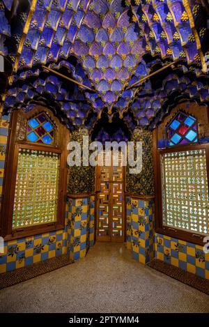 Raucherzimmer im Casa Vicens, einem der berühmtesten Räume des Hauses, entworfen von Antoni Gaudí (Barcelona, Katalonien, Spanien) Stockfoto