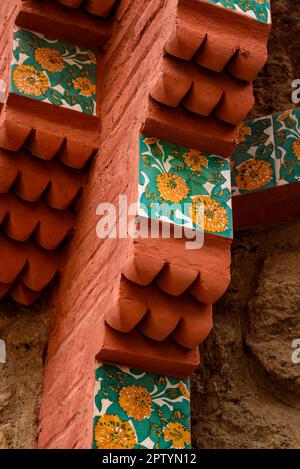 Kacheln mit französischer Ringelblume (Tagetes patula) an der Wand der Casa Vicens. Gaudí fand diese Blumen auf der Baustelle und wollte sie ehren Stockfoto