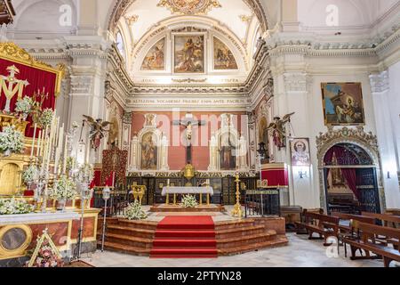 Huelva, Spanien - 22. April 2023: Hauptaltar der Gemeindekirche San Juan Bautista, St. John Baptist, auf dem Spanischen Platz in der Gemeinde La Pa Stockfoto