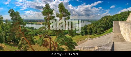 Panoramablick auf die Donau vom Walhalla Memorial in der Nähe von Regensburg, Bayern mit Kiefern im Vordergrund bei schönem Sommerwetter Stockfoto