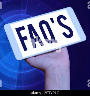 Handschriftliches Schild FAQ S ist ein Wort, das auf einer Liste von Fragen und Antworten zu einem bestimmten Thema geschrieben wird Stockfoto