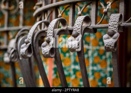 Schmiedeeiserne Details am Zaun eines Fensters an der Fassade der Casa Vicens, entworfen von Antoni Gaudí (Barcelona, Katalonien, Spanien) Stockfoto