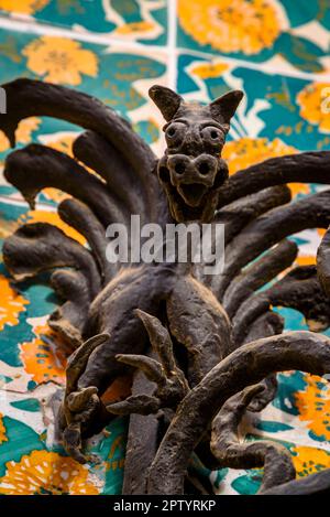 Schmiedeeiserne Details am Zaun eines Fensters an der Fassade der Casa Vicens, entworfen von Antoni Gaudí (Barcelona, Katalonien, Spanien) Stockfoto