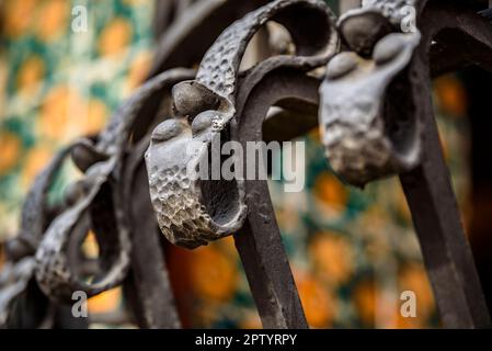 Schmiedeeiserne Details am Zaun eines Fensters an der Fassade der Casa Vicens, entworfen von Antoni Gaudí (Barcelona, Katalonien, Spanien) Stockfoto