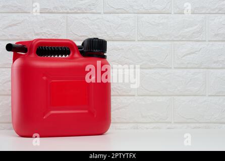 Roter Kunststoffkanister für flüssige Kraftstoffe und Schmiermittel auf weißem Hintergrund Stockfoto