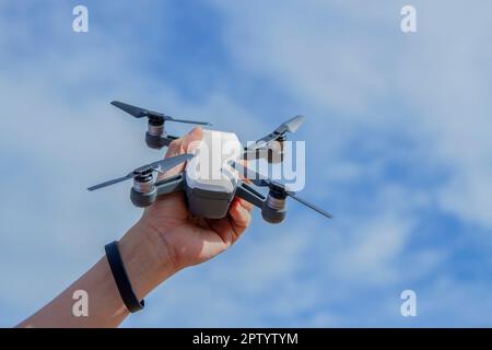 Den Griff hält das Flugzeug in den Himmel mit der Erde im Hintergrund. Stockfoto