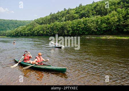 Pennsylvania Appalachian Mountains Pocono Mountains Delaware River, Wasserkajak Kajaks Kajak Mann Frau weibliches Paar Stockfoto