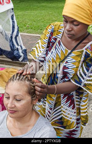 Miami Florida, Coconut Grove, Goombay Festival, Feier Event Gemeinschaft Bahamian Nachbarschaft, schwarz afrikanische Frau weibliche Frauen Flechten Zöpfe Haare, Stockfoto