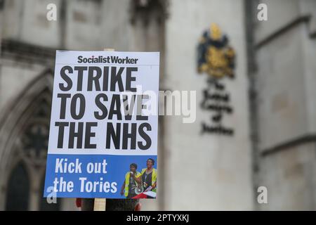 London, Großbritannien. 27. April 2023. Ein Plakat mit dem Titel „Strike to Save the NHS“ vor dem High Court in London. Die Regierung hat am 2. Mai eine Herausforderung für den geplanten Streik durch das Königliche Krankenpflegekollegium eingeleitet. (Foto: Steve Taylor/SOPA Images/Sipa USA) Guthaben: SIPA USA/Alamy Live News Stockfoto