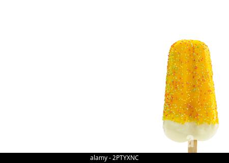 Auswahl an süßen Fruchteis isoliert auf weißem Hintergrund, Sommerdessert Eis, Eis Lollies, bunte Süßigkeiten Stockfoto