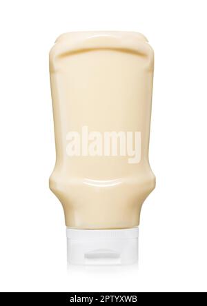 Klassische leichte organische Mayonnaise in Kunststoffflasche auf Weiß. Stockfoto