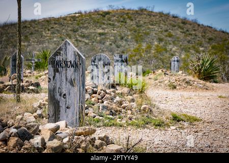 Boothill in Tombstone, Arizona, wurde zum Spitznamen für den „Old City Cemetery“, der sich auf die Anzahl der Männer bezieht, die mit ihren Stiefeln starben. Hier sind sie Stockfoto