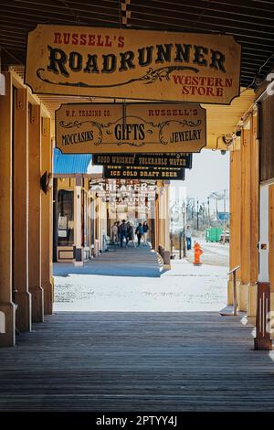 Die überdachten Planken an der Allen Street in der Bergbaustadt Tombstone, Arizona. Stockfoto