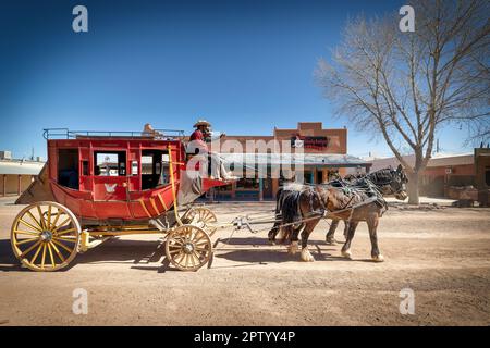 Eine Pferdekutsche fährt durch die Straßen der alten Weststadt Tombstone, Ariznona. Stockfoto
