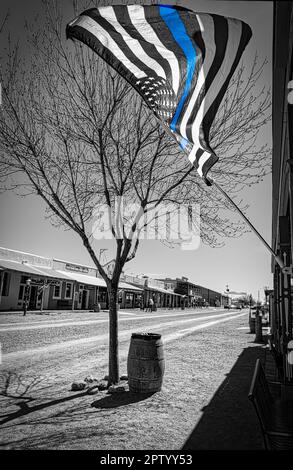 Eine dünne blaue Linie zur Unterstützung der Polizei steht auf den historischen Straßen von Tombstone, Arizona. Stockfoto